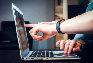 Rapporttips: Socialstyrelsens årliga kartläggning visar att digitaliseringen i kommunerna ökar – men än så länge ofta i pilotprojekt